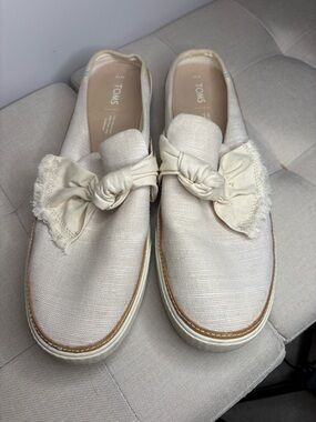 Women’s Toms Heritage Sunrise Mules in cream canvas size 12- preowned- see pics!